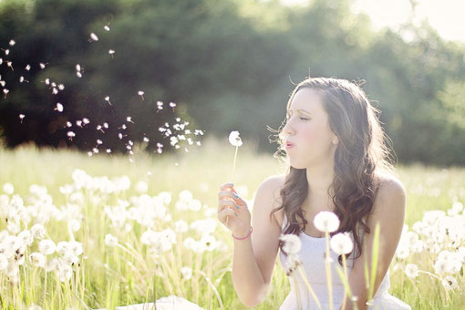 Frau mit Pusteblume